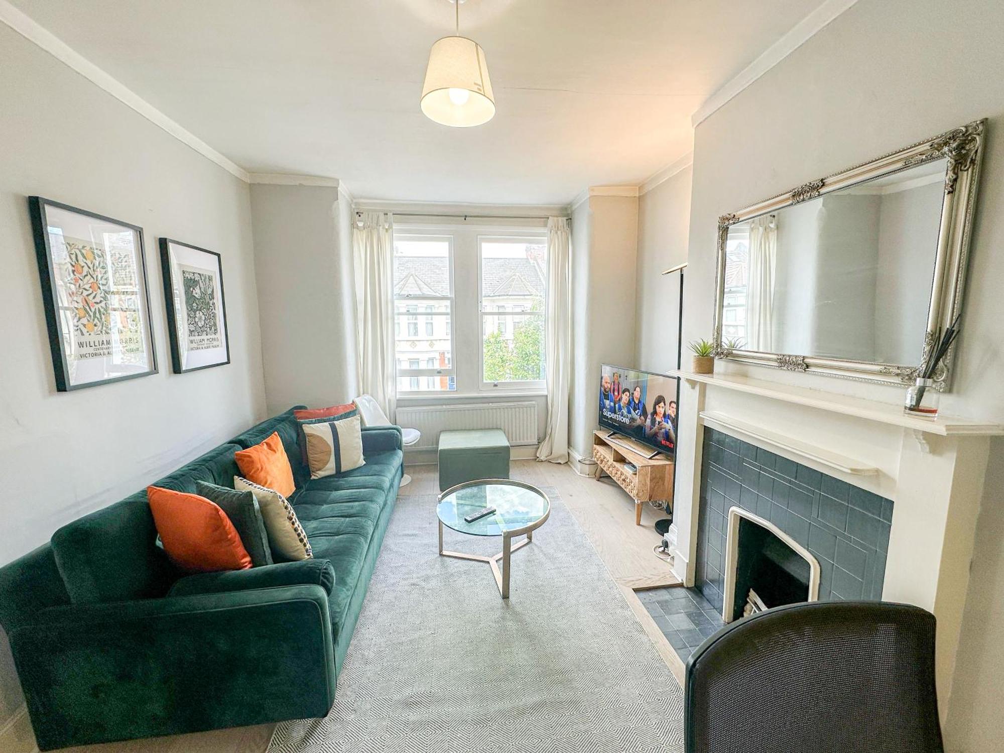 Stylish 1-bed Flat In Willesden With Private Patio * Londen